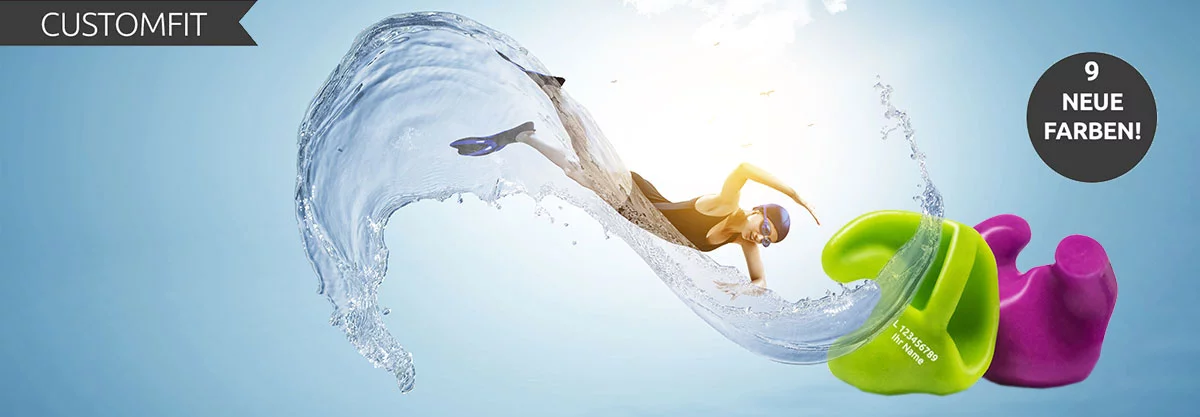 Schwimmerin mit Flossen und bunten Ohrstöpseln im Wasser