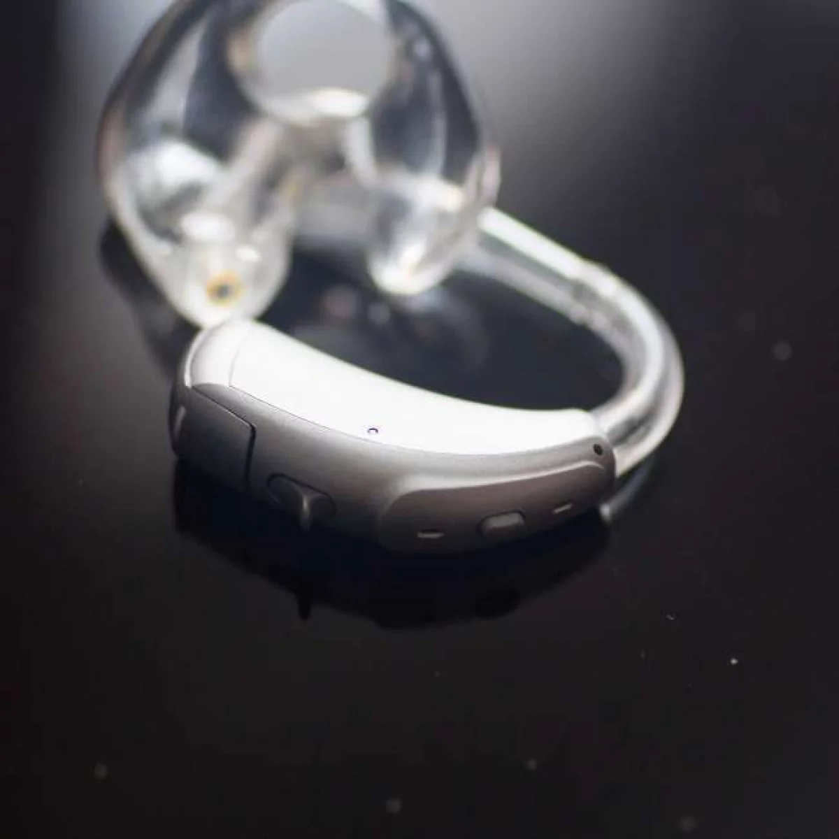 Hinter-dem-Ohr-Hörgerät auf schwarzem Hintergrund​​​​​​