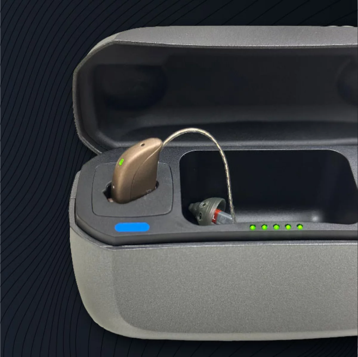 Hörgerät in Ladestation mit Ladeanzeige​​​​​​​​​​​​​​​​