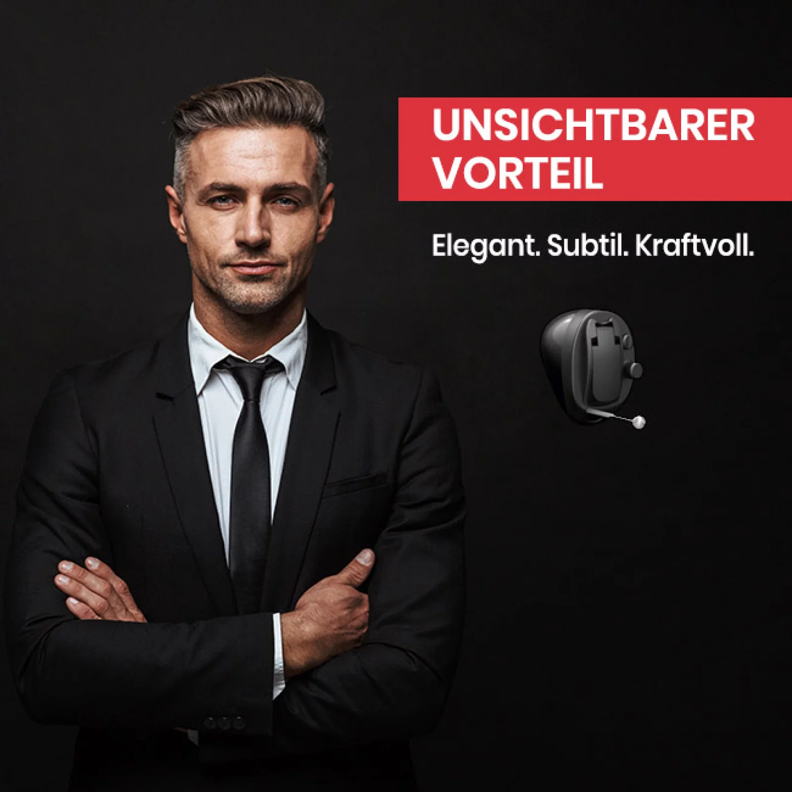 Mann im Anzug mit unsichtbarem Hörgerät vor schwarzem Hintergrund