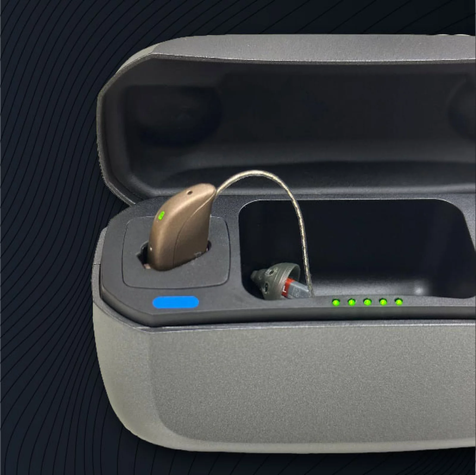Hörgerät in Ladestation mit Ladeanzeige​​​​​​​​​​​​​​​​
