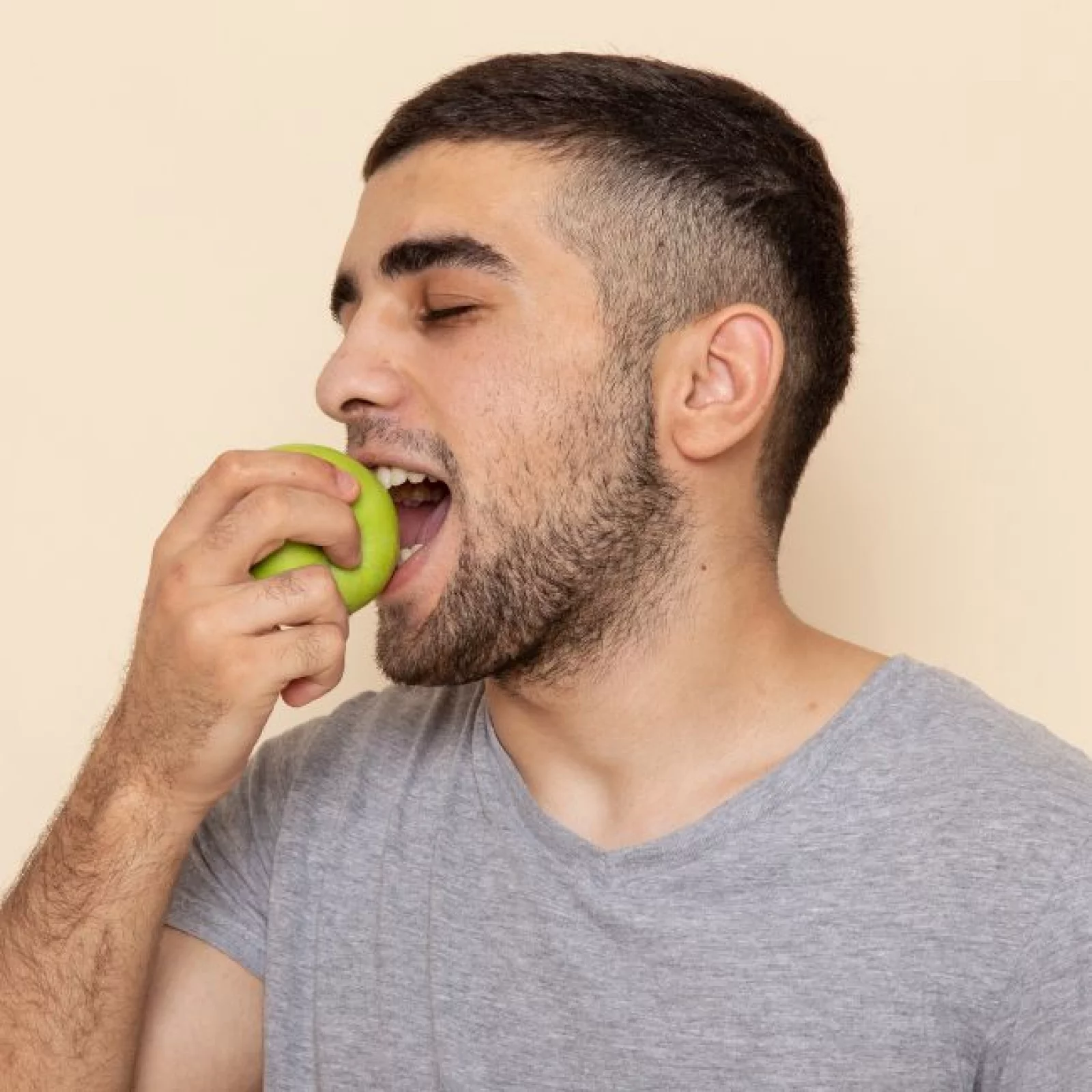 Mann isst Apfel - Trigger bei Misophonie