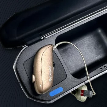 Resound Hörgerät in Ladeetui mit Auracast Technologie​​