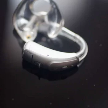 Hinter-dem-Ohr-Hörgerät auf schwarzem Hintergrund​​​​​​