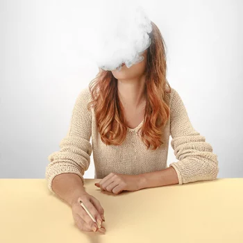 Frau mit Rauchwolke vor dem Gesicht beim Rauchen​​​​​​​