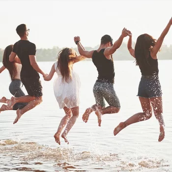 Freunde am Strand - Maßgefertigter Gehörschutz fürs Wasser