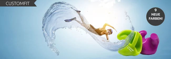 Schwimmerin mit Flossen und bunten Ohrstöpseln im Wasser