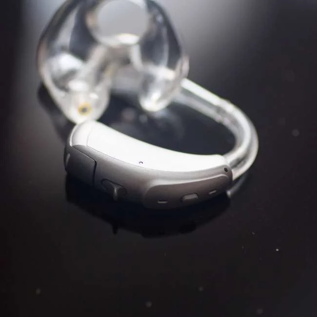 Hinter-dem-Ohr-Hörgerät auf schwarzem Hintergrund​​​​​​