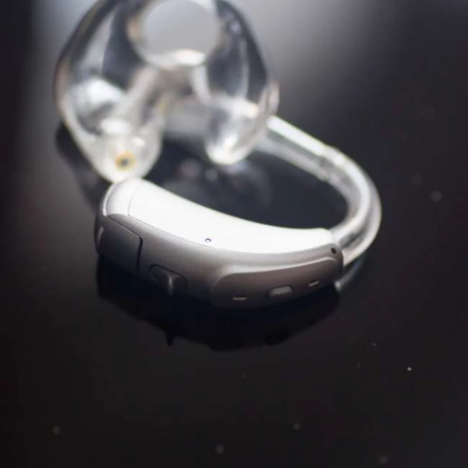 Hinter-dem-Ohr-Hörgerät auf schwarzem Hintergrund​​​​​​