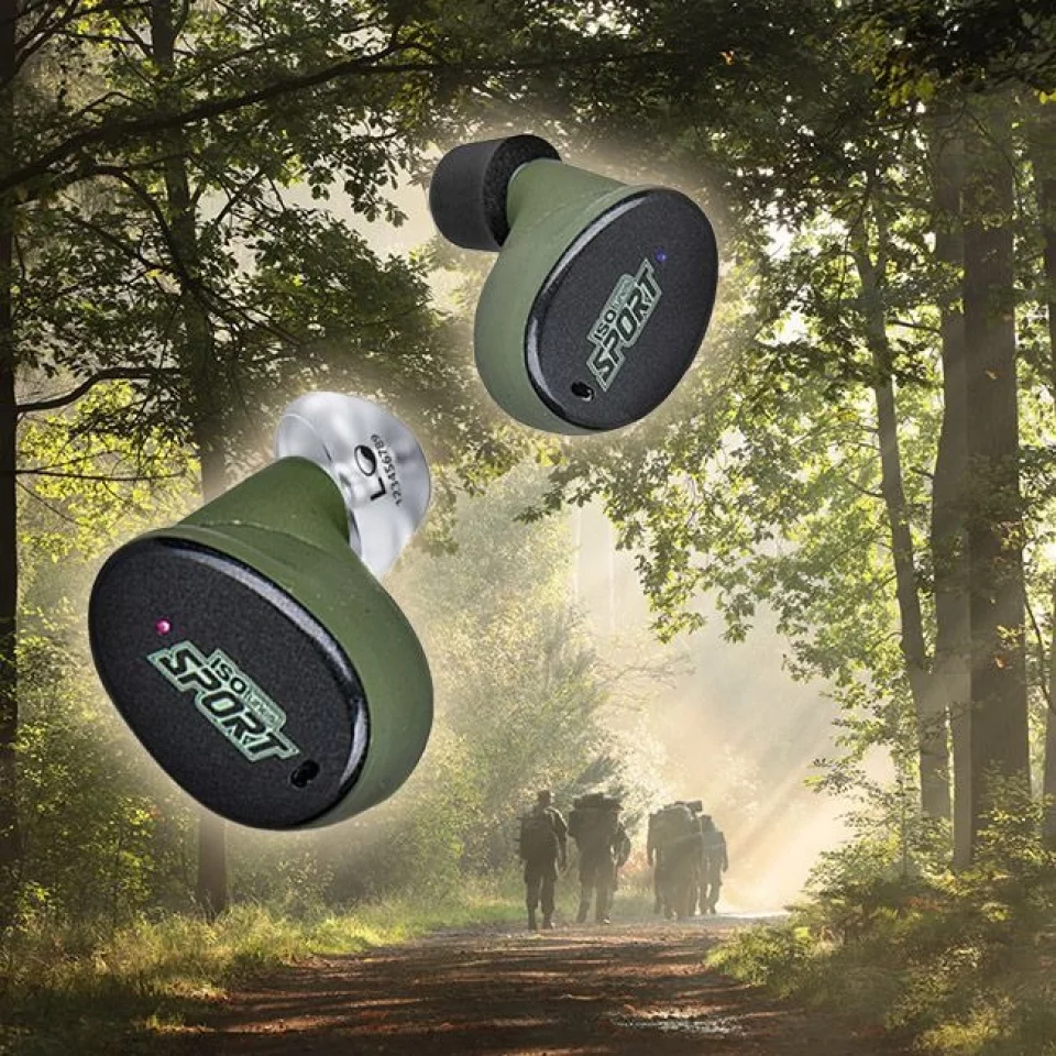 Grüne In-Ear Sportkopfhörer vor Waldwanderung​​​​​​​​​​