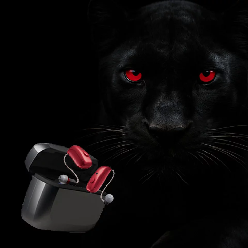 ReSound Vivia Ladeetui mit roten Hörgeräten und schwarzem Panther